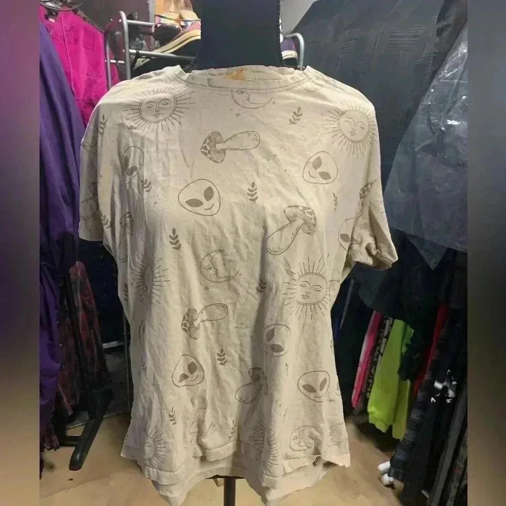 🤑 5 for $25 
Alien shrooms shirt